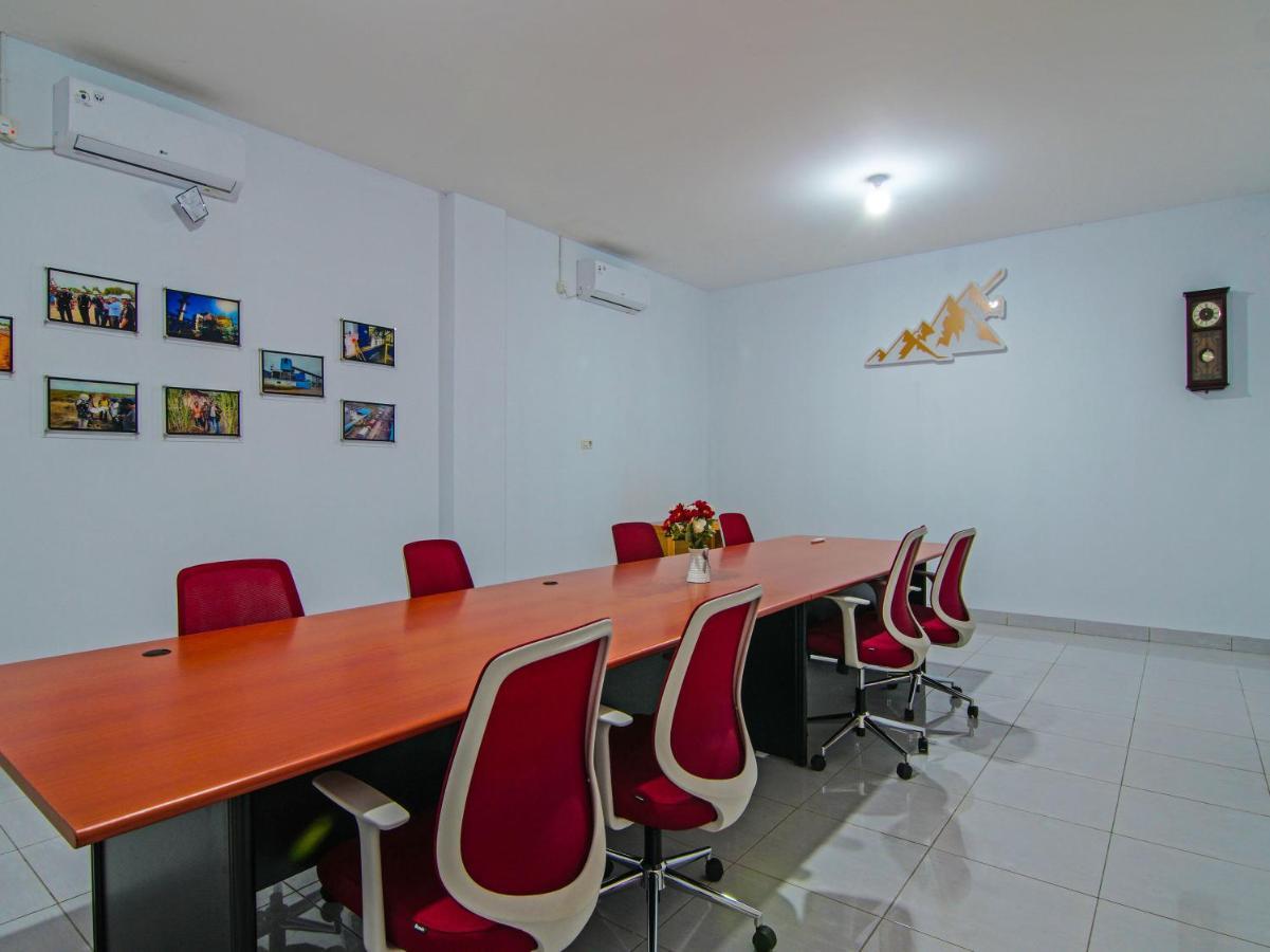 Oyo 92300 Koala House Hotel Pekanbaru Luaran gambar